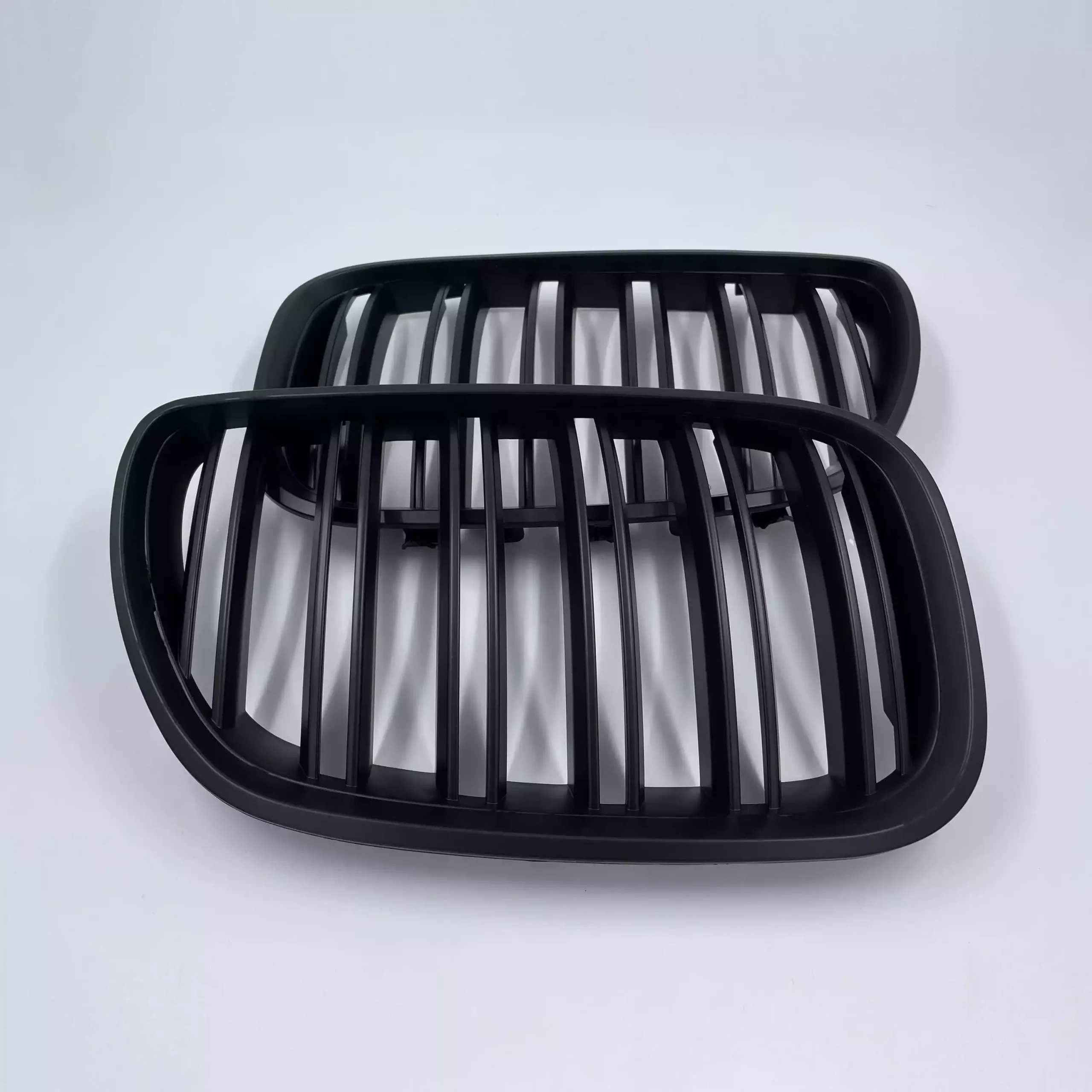 DMB47001-e53-fl-lci-juodos-matines-dvigubos-groteles-1-scaled